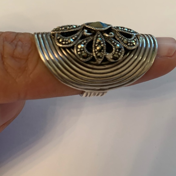 Sterling Silver Ring with Floral Design Sz 7 - Picture 4 of 4